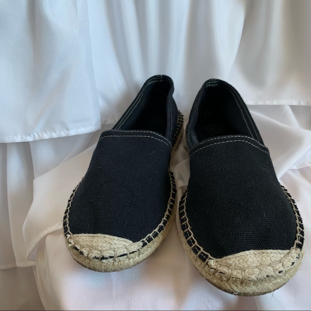 UO LIKE NEW BLACK SLIP ON SHOES